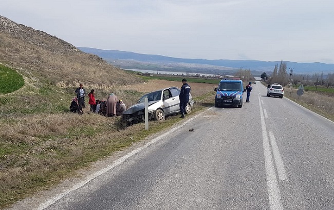 OTOMOBİL ŞARAMPOLE DEVRİLDİ