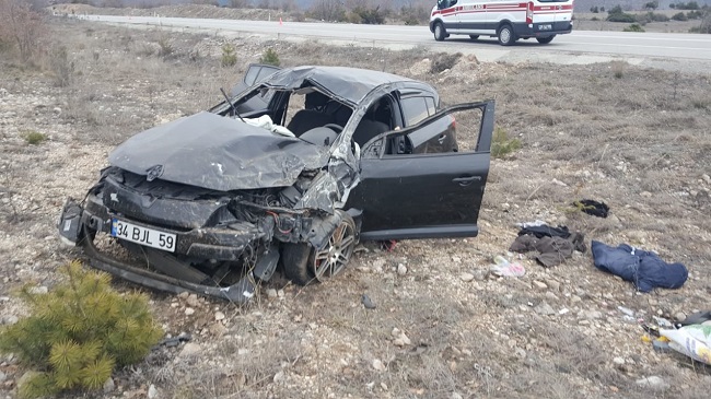 OTOMOBİL TAKLA ATTI: 1 ÖLÜ 2 YARALI
