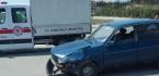 KAVŞAKTA İKİ OTOMOBİL ÇARPIŞTI:2 YARALI