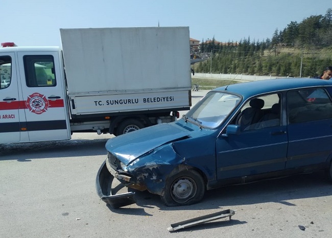 KAVŞAKTA İKİ OTOMOBİL ÇARPIŞTI:2 YARALI
