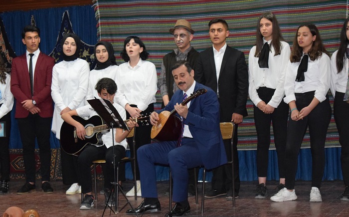 KAYMAKAM SAZ ÇALDI TÜRKÜ SÖYLEDİ