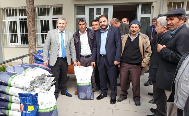 ÇİFTÇİLERE YEM BİTKİLERİ TOHUMU DAĞITILDI