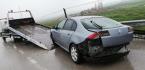 OTOMOBİL BARİYERLERE BİNDİRDİ