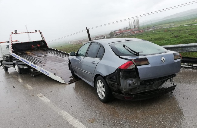 OTOMOBİL BARİYERLERE BİNDİRDİ
