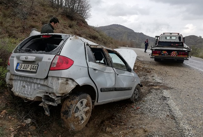 OTOMOBİL ŞARAMPOLE DEVRİLDİ