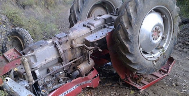 YOLDAN ÇIKAN TRAKTÖR DEVRİLDİ:2 YARALI