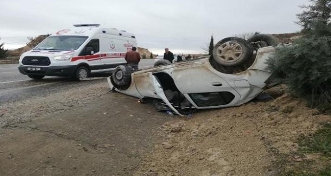 OTOMOBİL TAKLA ATTI: 1 ÖLÜ 1 YARALI