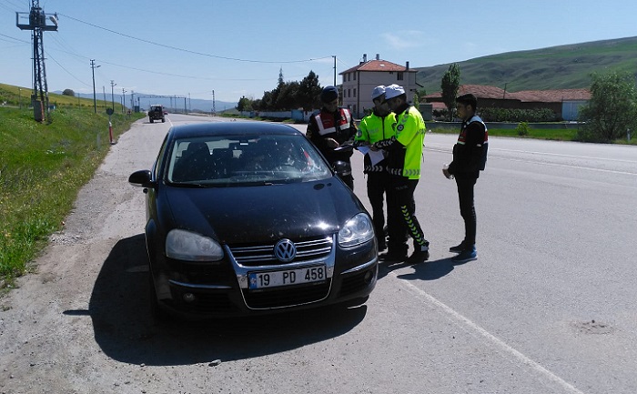 TRAFİK UYGULAMASINDA ÇİKOLATA İKRAMI