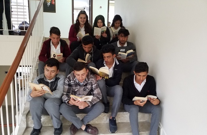 ÖĞRENCİLERDEN KİTAP OKUMA EYLEMİ
