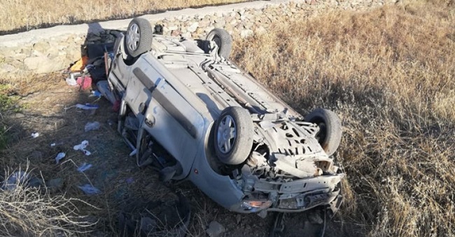 OTOMOBİL ŞARAMPOLE DEVRİLDİ