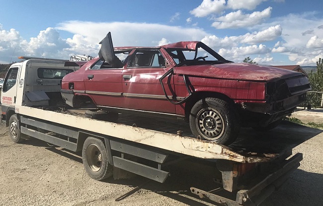 OTOMOBİL SU KANALINA DÜŞTÜ
