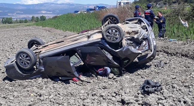 OTOMOBİL TARLAYA UÇTU:1 ÖLÜ 3 YARALI