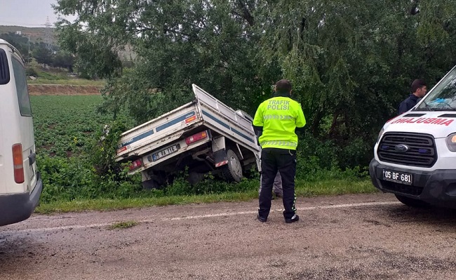 EHLİYETSİZ SÜRÜCÜ ARACI DEVİRDİ