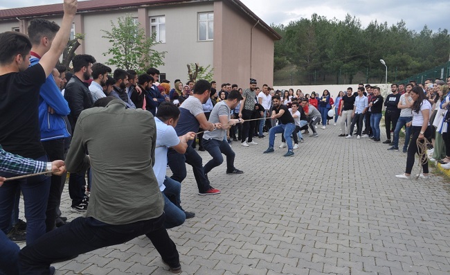 YÜKSEK OKULDA COŞKULU BAHAR ŞENLİĞİ