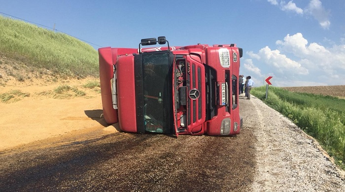 BUĞDAY YÜKLÜ TIR DEVRİLDİ: 1 YARALI