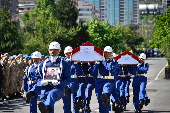 ŞEHİTLER İÇİN TÖREN DÜZENLENDİ