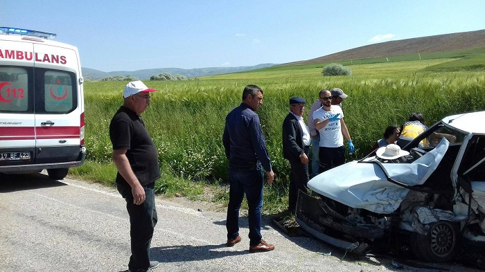İKİ OTOMOBİL ÇARPIŞTI: 3 YARALI