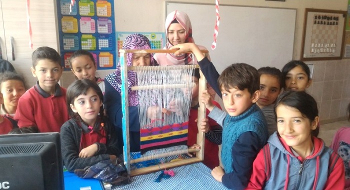 MİNİK ÖĞRENCİLER HALI DOKUYOR