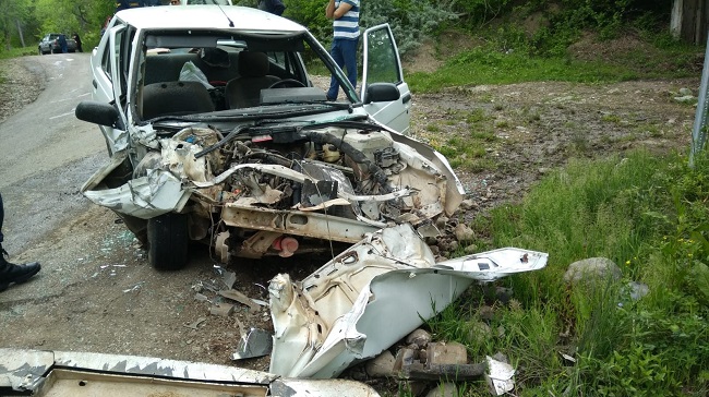 İŞ MAKİNESİ İLE OTOMOBİL ÇARPIŞTI