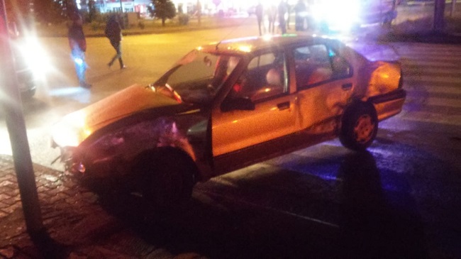 MİNİBÜS İLE OTOMOBİL ÇARPIŞTI