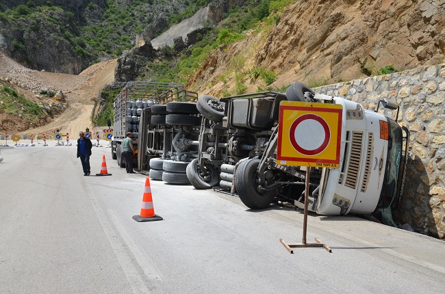 TÜP YÜKLÜ KAMYON KAZA YAPTI