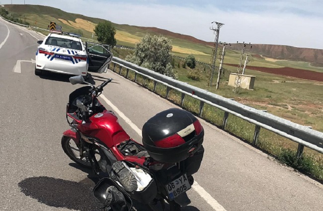 MOTOSİKLET SÜRÜCÜSÜ YARALANDI