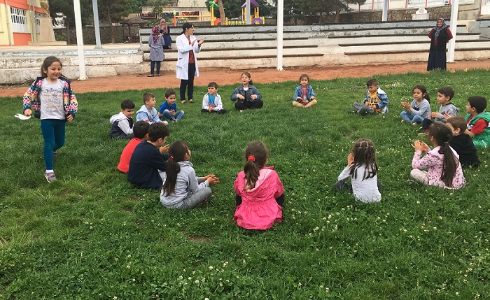 MİNİKLERİN AÇIK HAVADA OYUN KEYFİ