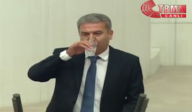 KÜRSÜDE SU İÇTİ MECLİS KARIŞTI