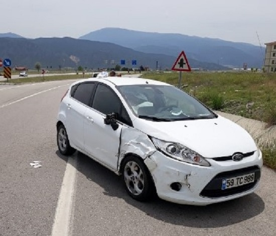 İKİ OTOMOBİL ÇARPIŞTI: 1 YARALI