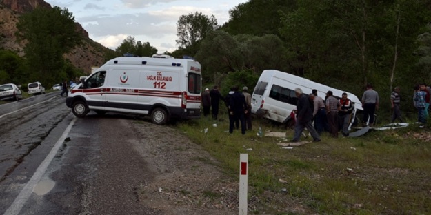 MİNİBÜS ŞARAMPOLE DEVRİLDİ: 4 YARALI