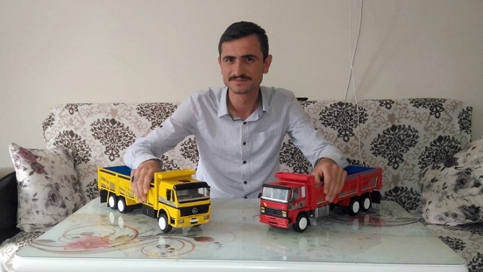 KAMYONLARIN BİREBİR MAKETLERİNİ YAPIYOR