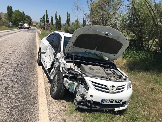 OTOMOBİL İLE TRAKTÖR ÇARPIŞTI