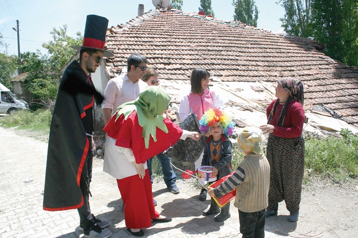 ÜNİVERSİTE ÖĞRENCİLERİ İYİLİK DAĞITTI