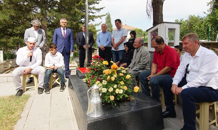 AYBÜKE ÖĞRETMEN KABRİ BAŞINDA ANILDI