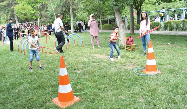 MİNİK ÖĞRENCİLER ŞENLİKLERDE EĞLENDİ