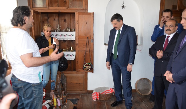VALİ KARGI’DA İNCELEMELERDE BULUNDU