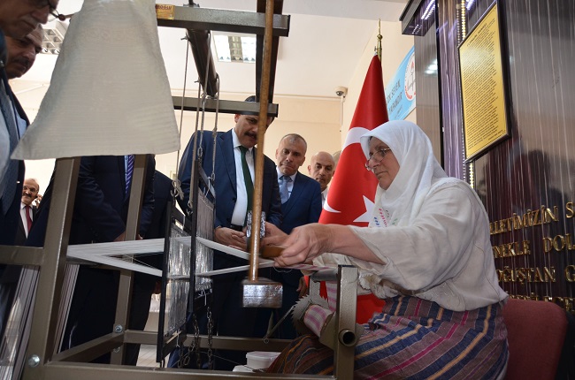 VALİ KARGI BEZİNİN ÜRETİMİNİ İNCELEDİ
