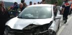 OTOMOBİL BARİYERLERE ÇARPTI: 2 YARALI