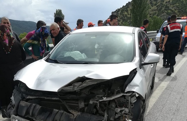 OTOMOBİL BARİYERLERE ÇARPTI: 2 YARALI