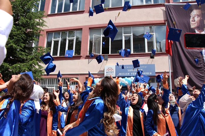 YÜKSEK OKULDA MEZUNİYET SEVİNCİ