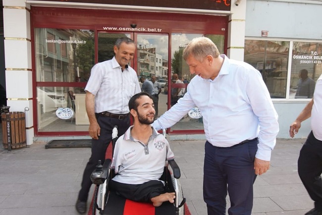 AHMET AKÜLÜ ARACINA KAVUŞTU