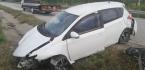 OTOMOBİL BARİYERLERE ÇARPTI: 1 YARALI