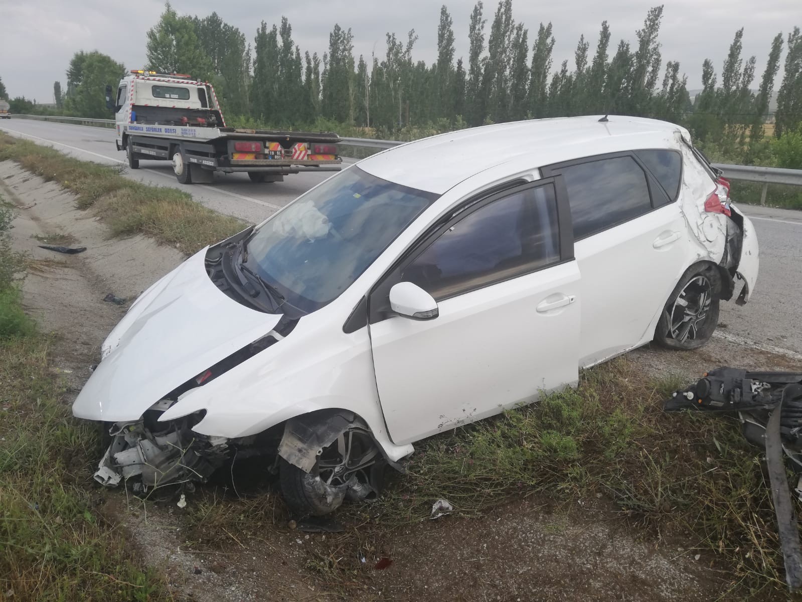 OTOMOBİL BARİYERLERE ÇARPTI: 1 YARALI