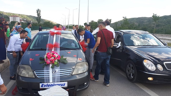 EN MUTLU GÜNLERİNDE YOLDA KALDILAR