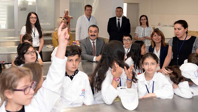 ÇOCUK ÜNİVERSİTESİNE REKTÖR’DEN ZİYARET