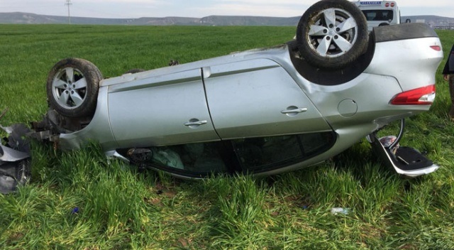 OTOMOBİL TARLAYA UÇTU: 2 YARALI
