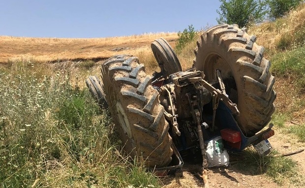 TRAKTÖR DEVRİLDİ: 1 YARALI
