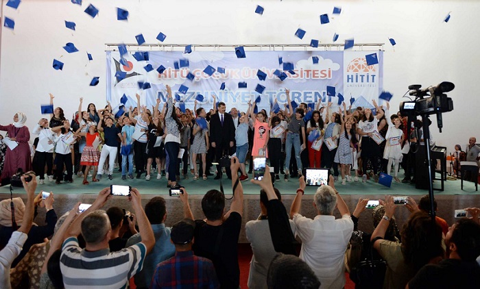 ÇOCUK ÜNİVERSİTESİNDE MEZUNİYET SEVİNCİ