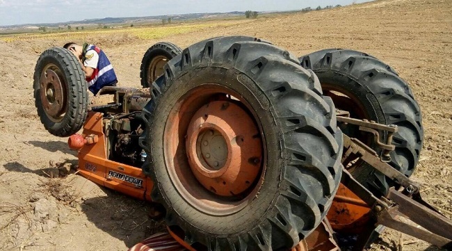 BUĞDAY YÜKLÜ TRAKTÖR DEVRİLDİ