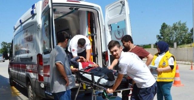 MOTOSİKLET İLE MİNİBÜS ÇARPIŞTI:1 YARALI